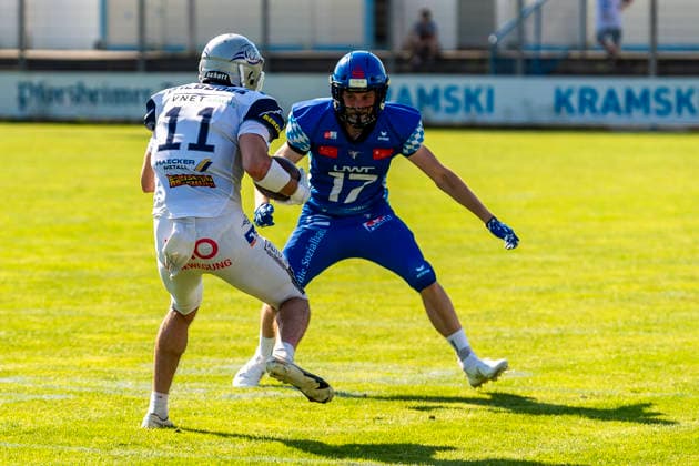 Dominik Wuensche (Allgaeu Comets, CB, 17) stellt Luca Maximilian Faschian (Pforzheim Wilddogs, WR, 11) GER, Pforzheim Wilddogs vs Allgaeu Comets, American Football, GFL, Saison 2026, Week 07, 20.06.2026, GER, Pforzheim Wilddogs vs Allgaeu Comets, American Football, GFL, Saison 2026, Week 07, 20.06.2026, Pforzheim *** Dominik Wuensche, Allgäu Comets, CB, 17, faces Luca Maximilian Faschian, Pforzheim Wilddogs, WR, 11, GER, Pforzheim Wilddogs vs. Allgäu Comets, American football, GFL, 2026 season, Week 07, June 20, 2026, GER, Pforzheim Wilddogs vs. Allgäu Comets, American football, GFL, 2026 season, Week 07, June 20, 2026, Pforzheim,detected_source_language Copyright: xEibner-Pressefoto FlorianxWolfx EP_FWF