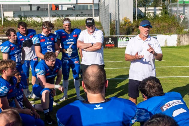 Emotional angefasster Headcoach Mark Priegnitz (Allgaeu Comets, Headcoach) im Huddle nach dem Spiel GER, Pforzheim Wilddogs vs Allgaeu Comets, American Football, GFL, Saison 2026, Week 07, 20.06.2026, GER, Pforzheim Wilddogs vs Allgaeu Comets, American Football, GFL, Saison 2026, Week 07, 20.06.2026, Pforzheim *** An emotional Allgäu Comets head coach Mark Priegnitz in the huddle after the game GER, Pforzheim Wilddogs vs. Allgäu Comets, American football, GFL, 2026 season, Week 07, June 20, 2026, GER, Pforzheim Wilddogs vs. Allgäu Comets, American football, GFL, 2026 season, Week 07, June 20, 2026, Pforzheim,detected_source_language Copyright: xEibner-Pressefoto FlorianxWolfx EP_FWF