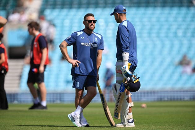 England v New Zealand, International Test Match 2026 England Head Coach Brendon McCullum talks to England Top Order Batter Joe Root (66) ahead of the International Test Match 2026 match between England and New Zealand at the Oval, London, UK on 21 June 2026. London Oval London UK Editorial use only , Copyright: xChrisxFoxwellx PSI-24391-0001