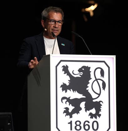 Mitgliederversammlung des TSV München von 1860 e.V, TSV 1860 München, Kulturhalle Zenith Gernot Mang, Präsident (TSV 1860 München) bei seiner Rede am Rednerpult, Ansprache *** General Meeting of TSV München von 1860 e.V., TSV 1860 Munich, Kulturhalle Zenith; Gernot Mang, President of TSV 1860 Munich, delivering a speech at the lectern,detected_source_language