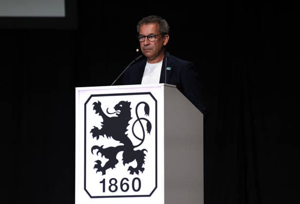 Mitgliederversammlung des TSV München von 1860 e.V, TSV 1860 München, Kulturhalle Zenith Gernot Mang, Präsident (TSV 1860 München) bei seiner Rede am Rednerpult, Ansprache *** General Meeting of TSV München von 1860 e.V., TSV 1860 Munich, Kulturhalle Zenith; Gernot Mang, President of TSV 1860 Munich, delivering a speech at the lectern,detected_source_language