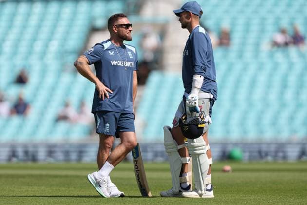 England head coach Brendon McCullum speaks with Joe Root before the start of play England v New Zealand, Second Test, Day Five, Rothesay Test Match Series, Cricket, The Kia Oval, London, UK - 21 Jun 2026London Kia Oval United Kingdom EDITORIAL USE ONLY No use with unauthorised audio, video, data, fixture lists, club league logos or live services. Online in-match use limited to 120 images, no video emulation. No use in betting, games or single club league player publications.  Copyright: xKieranxMcManus Shutterstockx 16928973g