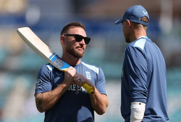 England head coach Brendon McCullum speaks with Joe Root before the start of play England v New Zealand, Second Test, Day Five, Rothesay Test Match Series, Cricket, The Kia Oval, London, UK - 21 Jun 2026London Kia Oval United Kingdom EDITORIAL USE ONLY No use with unauthorised audio, video, data, fixture lists, club league logos or live services. Online in-match use limited to 120 images, no video emulation. No use in betting, games or single club league player publications.  Copyright: xKieranxMcManus Shutterstockx 16928973b