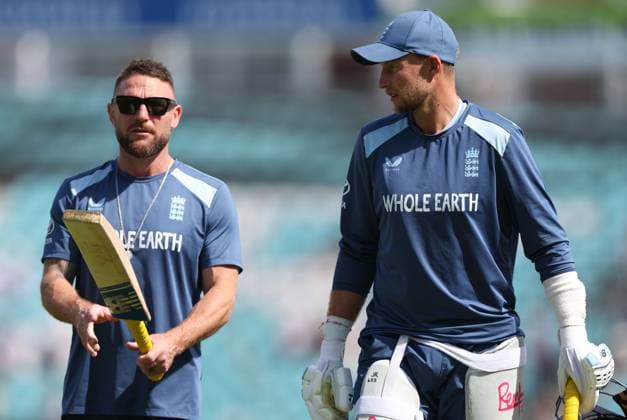 England head coach Brendon McCullum speaks with Joe Root before the start of play England v New Zealand, Second Test, Day Five, Rothesay Test Match Series, Cricket, The Kia Oval, London, UK - 21 Jun 2026London Kia Oval United Kingdom EDITORIAL USE ONLY No use with unauthorised audio, video, data, fixture lists, club league logos or live services. Online in-match use limited to 120 images, no video emulation. No use in betting, games or single club league player publications.  Copyright: xKieranxMcManus Shutterstockx 16928973d