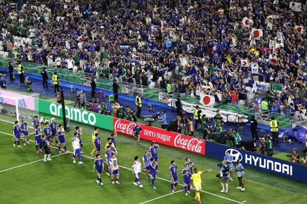 Fußball, FIFA WM 2026, Tunesien - Japan #7 Football: 2026 World Cup Japan players acknowledge the crowd following Samurai Blue s 4-0 victory in a World Cup Group F football match against Tunisia at Monterrey Stadium in Guadalupe, Mexico, in the early hours of June 21, 2026.  A14AA0005619686P