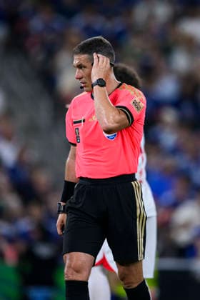 Fußball, FIFA WM 2026, Tunesien - Japan #7 June 29, 2026, Monterrey, Nuevo Leon, Mexico: Referee Istvan Kovacs looks on with the Match 1000 patch on his shirt during the FIFA World Cup, WM, Weltmeisterschaft, Fussball 2026 match between Tunisia and Japan. Tunisia hosted Japan at Monterrey Stadium on June 20, 2026 in Monterrey, Mexico Monterrey Mexico - ZUMAf196 20260629_zsp_f196_029 Copyright: xMartinxFonsecax