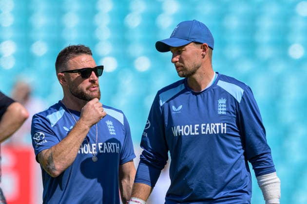 LONDON, ENGLAND JUNE 21 - Head Coach of England Brandon McCullum and Joe Root of England before the start of Day Five of the 2nd Rothesay Test Match game between England and New Zealand at Kia Oval on June 21, 2026 in London , England . (Photo by Keeran Marquis Sports Press Photo)  Copyright: xKeeranxMarquis SPPx Sportspressphoto_SPR172397