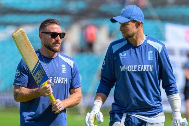 LONDON, ENGLAND JUNE 21 - Head Coach of England Brandon McCullum and Joe Root of England before the start of Day Five of the 2nd Rothesay Test Match game between England and New Zealand at Kia Oval on June 21, 2026 in London , England . (Photo by Keeran Marquis Sports Press Photo)  Copyright: xKeeranxMarquis SPPx Sportspressphoto_SPR172398