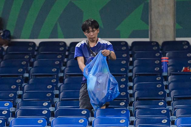 Fußball, FIFA WM 2026, Tunesien - Japan, Japanische Fans sammeln Müll auf der Tribüne #2 June 29, 2026, Monterrey, Nuevo Leon, Mexico: Japan fans clear trash from the stands after the FIFA World Cup, WM, Weltmeisterschaft, Fussball 2026 match between Tunisia and Japan. Tunisia hosted Japan at Monterrey Stadium on June 20, 2026 in Monterrey, Mexico Soccer 2026: Tunisia 0:4 Japan - FIFA World Cup 2026  - ZUMAf196 20260629_zsp_f196_046 Copyright: xMartinxFonsecax