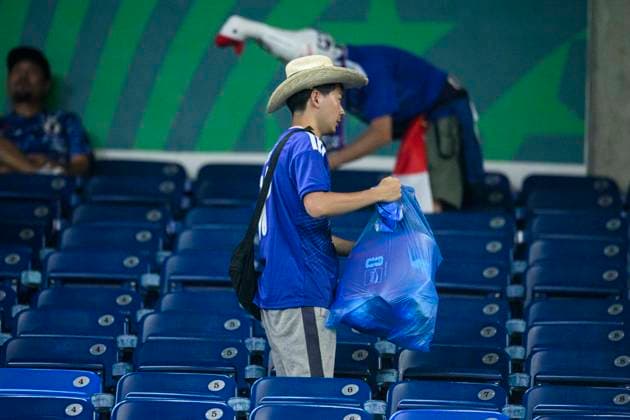 Fußball, FIFA WM 2026, Tunesien - Japan, Japanische Fans sammeln Müll auf der Tribüne #2 June 29, 2026, Monterrey, Nuevo Leon, Mexico: Japan fans clear trash from the stands after the FIFA World Cup, WM, Weltmeisterschaft, Fussball 2026 match between Tunisia and Japan. Tunisia hosted Japan at Monterrey Stadium on June 20, 2026 in Monterrey, Mexico Soccer 2026: Tunisia 0:4 Japan - FIFA World Cup 2026  - ZUMAf196 20260629_zsp_f196_047 Copyright: xMartinxFonsecax