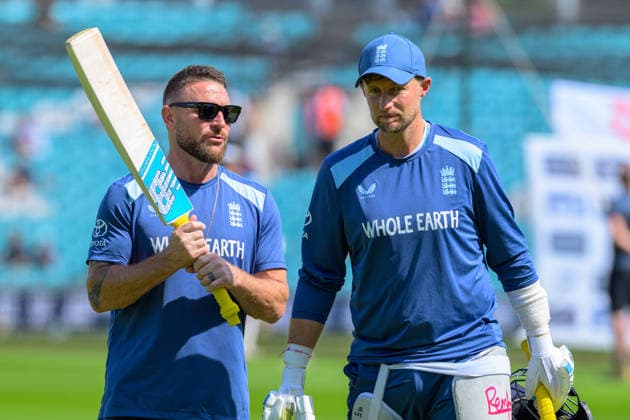 LONDON, ENGLAND JUNE 21 - Head Coach of England Brandon McCullum and Joe Root of England before the start of Day Five of the 2nd Rothesay Test Match game between England and New Zealand at Kia Oval on June 21, 2026 in London , England . (Photo by Keeran Marquis Sports Press Photo)  Copyright: xKeeranxMarquis SPPx Sportspressphoto_SPR172400