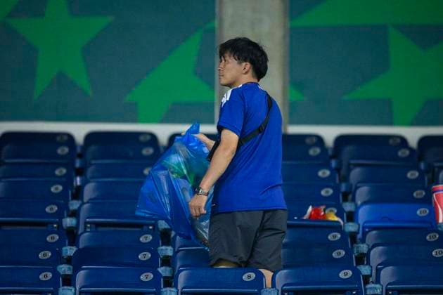Fußball, FIFA WM 2026, Tunesien - Japan, Japanische Fans sammeln Müll auf der Tribüne #2 June 29, 2026, Monterrey, Nuevo Leon, Mexico: Japan fans clear trash from the stands after the FIFA World Cup, WM, Weltmeisterschaft, Fussball 2026 match between Tunisia and Japan. Tunisia hosted Japan at Monterrey Stadium on June 20, 2026 in Monterrey, Mexico Monterrey Mexico - ZUMAf196 20260629_zsp_f196_037 Copyright: xMartinxFonsecax