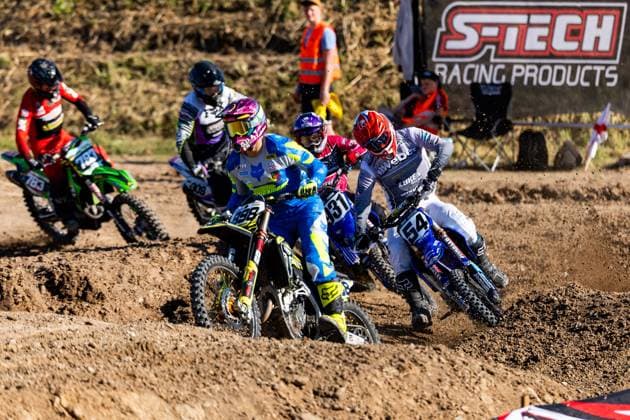20.06.2026, GER, Motorsport Motocross Supercross, Maenner Frauen Junioren, Saison 2026, SX Series - Amateur Supercross, 1. Meisterschaftslauf Gräfentonna Start zum Finallauf der SX Pro, in Führung Elias Stapel vor Kevin Winkle und Marco Fleissig 99958 Gemeinde Tonna OT Gräfent MX SX Motocrossstrecke Trai Thüringen Deutschland *** June 20, 2026, GER, Motorsports