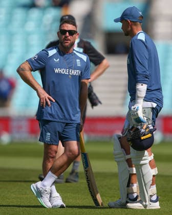 LONDON, ENGLAND - JUNE 21: Head coach Brendon McCullum of England (L) speaks to Joe Root (R) before day 5 of the 2nd Rothesay Test Match between England and New Zealand at The Kia Oval on June 21, 2026 in London, England.  Copyright: xJayxPatel SPPx Sportspressphoto_SPR172499