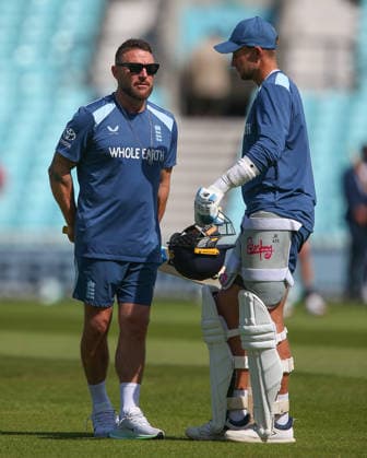 LONDON, ENGLAND - JUNE 21: Head coach Brendon McCullum of England (L) speaks to Joe Root (R) before day 5 of the 2nd Rothesay Test Match between England and New Zealand at The Kia Oval on June 21, 2026 in London, England.  Copyright: xJayxPatel SPPx Sportspressphoto_SPR172500