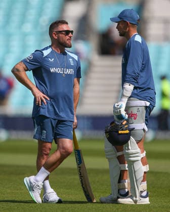 LONDON, ENGLAND - JUNE 21: Head coach Brendon McCullum of England (L) speaks to Joe Root (R) before day 5 of the 2nd Rothesay Test Match between England and New Zealand at The Kia Oval on June 21, 2026 in London, England.  Copyright: xJayxPatel SPPx Sportspressphoto_SPR172501