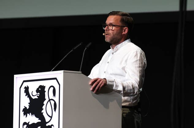 Mitgliederversammlung des TSV München von 1860 e.V, TSV 1860 München, Kulturhalle Zenith Christian Dierl, Vize-Präsident (TSV 1860 München) bei seiner Rede am Rednerpult, Ansprache *** General Meeting of TSV München von 1860 e.V., TSV 1860 Munich, Kulturhalle Zenith; Christian Dierl, Vice President of TSV 1860 Munich, delivering a speech at the lectern,detected_source_language