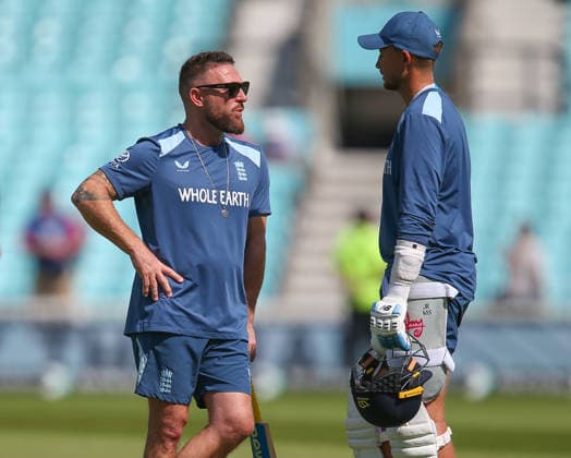 LONDON, ENGLAND - JUNE 21: Head coach Brendon McCullum of England (L) speaks to Joe Root (R) before day 5 of the 2nd Rothesay Test Match between England and New Zealand at The Kia Oval on June 21, 2026 in London, England.  Copyright: xJayxPatel SPPx Sportspressphoto_SPR172502
