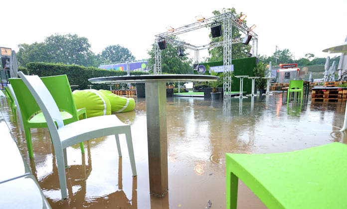Regen, Unwetter flutet den Zuschauerbereich, Regenpause, das Finale Jessica Pegula (USA) gegen Linda Noskova (CZE) muss zeitlich verschoben werden VANDA Pharmaceuticals Berlin Tennis Open Damen 21.06.2026 *** Rain and a storm flood the spectator area; play is suspended due to rain; the final between Jessica Pegula (USA) and Linda Noskova (CZE) must be rescheduled. Sports