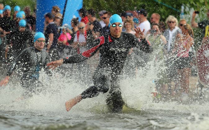 Viking Triathlon in Schleswig an der Schlei: Teilnehmer beim Schwimmstart. *** Viking Triathlon in Schleswig on the Schlei