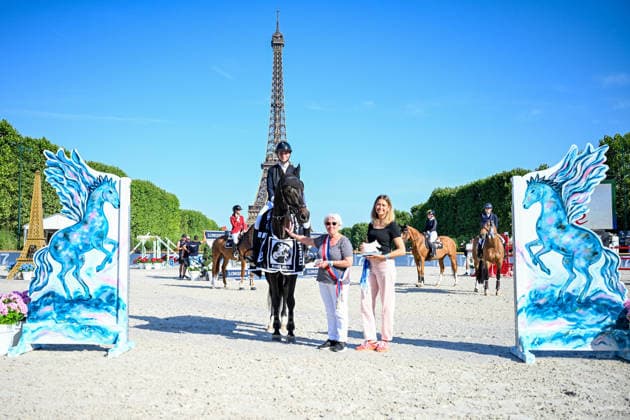 Theresa Singer 1ère sur Espri 4 à la remise du Prix Mairie du 7ème de la 12ème édition Longines Paris Eiffel Jumping au pied de la Tour Eiffel sur le Champ-de-Mars à Paris, France, le 212 juin 2026. Perusseau-Veeren Bestimage 7th Arrondissement Town Hall Prize during the 12th edition of the Longines Paris Eiffel Jumping at Champ-de-Mars near Eiffel Tower in Paris, France, on June 21, 2026. Paris France  Copyright: xPerusseau-Veerenx xBestimagexPerusseau-Veerenx xBestimagex