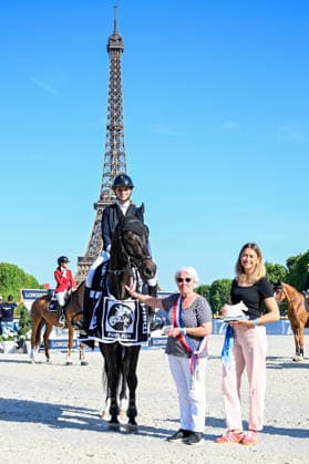 Theresa Singer 1ère sur Espri 4 à la remise du Prix Mairie du 7ème de la 12ème édition Longines Paris Eiffel Jumping au pied de la Tour Eiffel sur le Champ-de-Mars à Paris, France, le 212 juin 2026. Perusseau-Veeren Bestimage 7th Arrondissement Town Hall Prize during the 12th edition of the Longines Paris Eiffel Jumping at Champ-de-Mars near Eiffel Tower in Paris, France, on June 21, 2026. Paris France  Copyright: xPerusseau-Veerenx xBestimagexPerusseau-Veerenx xBestimagex