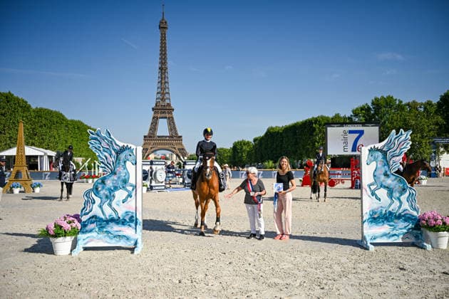 Chiara van der Linden « ème sur Elize Z à la remise du Prix Mairie du 7ème de la 12ème édition Longines Paris Eiffel Jumping au pied de la Tour Eiffel sur le Champ-de-Mars à Paris, France, le 212 juin 2026. Perusseau-Veeren Bestimage 7th Arrondissement Town Hall Prize during the 12th edition of the Longines Paris Eiffel Jumping at Champ-de-Mars near Eiffel Tower in Paris, France, on June 21, 2026. Paris France  Copyright: xPerusseau-Veerenx xBestimagexPerusseau-Veerenx xBestimagex
