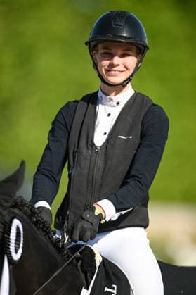 Theresa Singer 1ère sur Espri 4 à la remise du Prix Mairie du 7ème de la 12ème édition Longines Paris Eiffel Jumping au pied de la Tour Eiffel sur le Champ-de-Mars à Paris, France, le 212 juin 2026. Perusseau-Veeren Bestimage 7th Arrondissement Town Hall Prize during the 12th edition of the Longines Paris Eiffel Jumping at Champ-de-Mars near Eiffel Tower in Paris, France, on June 21, 2026. Paris France  Copyright: xPerusseau-Veerenx xBestimagexPerusseau-Veerenx xBestimagex