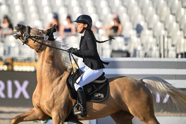 Tess Carmichael sur BERLIN S KOJAK participe au Prix Mairie du 7ème de de la 12ème édition Longines Paris Eiffel Jumping au pied de la Tour Eiffel sur le Champ-de-Mars à Paris, France, le 212 juin 2026. Perusseau-Veeren Bestimage 7th Arrondissement Town Hall Prize during the 12th edition of the Longines Paris Eiffel Jumping at Champ-de-Mars near Eiffel Tower in Paris, France, on June 21, 2026. Paris France  Copyright: xPerusseau-Veerenx xBestimagexPerusseau-Veerenx xBestimagex