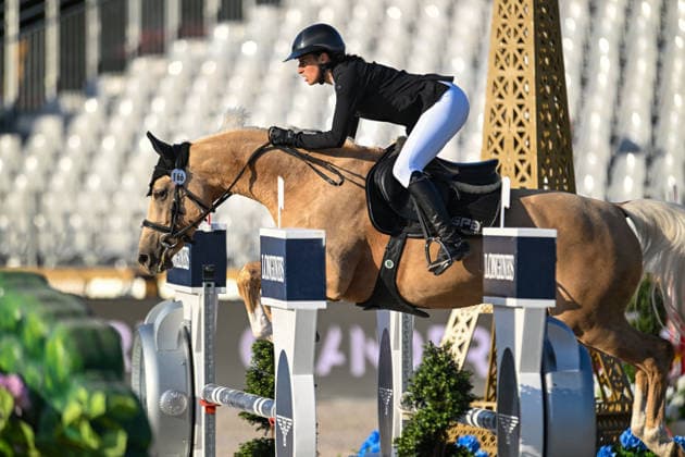 Tess Carmichael sur BERLIN S KOJAK participe au Prix Mairie du 7ème de de la 12ème édition Longines Paris Eiffel Jumping au pied de la Tour Eiffel sur le Champ-de-Mars à Paris, France, le 212 juin 2026. Perusseau-Veeren Bestimage 7th Arrondissement Town Hall Prize during the 12th edition of the Longines Paris Eiffel Jumping at Champ-de-Mars near Eiffel Tower in Paris, France, on June 21, 2026. Paris France  Copyright: xPerusseau-Veerenx xBestimagexPerusseau-Veerenx xBestimagex