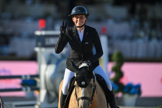 Tess Carmichael sur BERLIN S KOJAK participe au Prix Mairie du 7ème de de la 12ème édition Longines Paris Eiffel Jumping au pied de la Tour Eiffel sur le Champ-de-Mars à Paris, France, le 212 juin 2026. Perusseau-Veeren Bestimage 7th Arrondissement Town Hall Prize during the 12th edition of the Longines Paris Eiffel Jumping at Champ-de-Mars near Eiffel Tower in Paris, France, on June 21, 2026. Paris France  Copyright: xPerusseau-Veerenx xBestimagexPerusseau-Veerenx xBestimagex