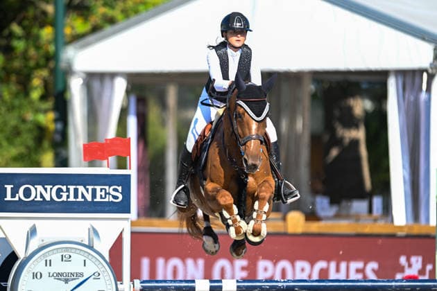 Caroline Baudry sur IN LOVE DES MAJUROS participe au Prix Mairie du 7ème de de la 12ème édition Longines Paris Eiffel Jumping au pied de la Tour Eiffel sur le Champ-de-Mars à Paris, France, le 212 juin 2026. Perusseau-Veeren Bestimage 7th Arrondissement Town Hall Prize during the 12th edition of the Longines Paris Eiffel Jumping at Champ-de-Mars near Eiffel Tower in Paris, France, on June 21, 2026. Paris France  Copyright: xPerusseau-Veerenx xBestimagexPerusseau-Veerenx xBestimagex