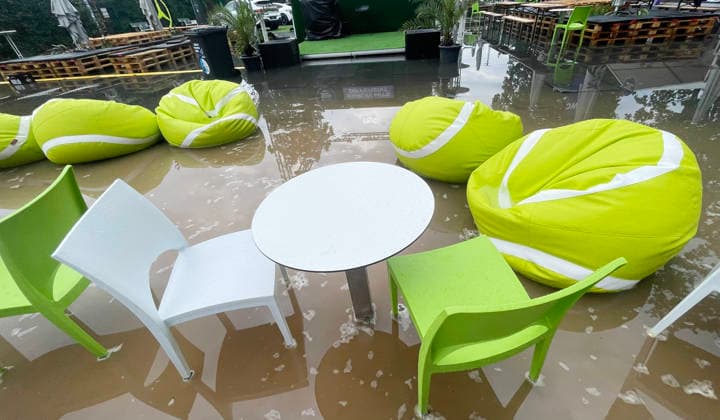 Regen, Unwetter flutet den Zuschauerbereich, Regenpause, das Finale Jessica Pegula (USA) gegen Linda Noskova (CZE) muss zeitlich verschoben werden VANDA Pharmaceuticals Berlin Tennis Open Damen 21.06.2026 *** Rain and a storm flood the spectator area; play is suspended due to rain; the final between Jessica Pegula (USA) and Linda Noskova (CZE) must be rescheduled. Sports