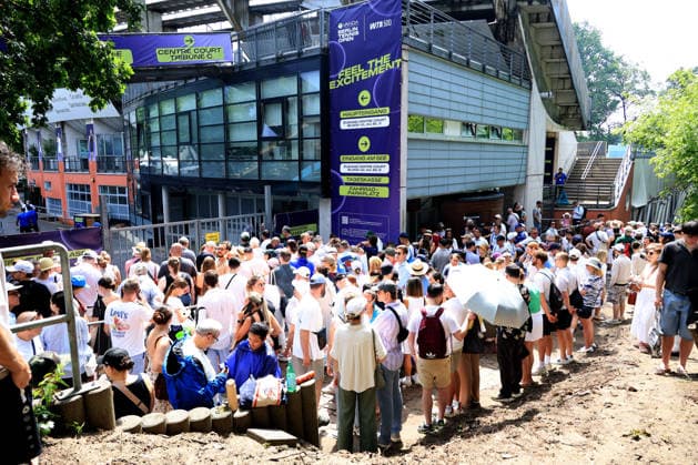 DEU, BERLIN TENNIS OPEN 2026, 21.06.2026, Rot-Weiss Tennisanlage, Steffi-Graf-Stadion, Berlin, DEU, BERLIN TENNIS OPEN 2026, im Bild Starkregen ueber der Tennisanlage, Zuschauer, Besucher, Fans müssen draussen bleiben , *** DEU, BERLIN TENNIS OPEN 2026, June 21, 2026, Rot Weiss Tennis Complex, Steffi Graf Stadium, Berlin, DEU, BERLIN TENNIS OPEN 2026, pictured nordphotoxGmbHx xEngler nph00076