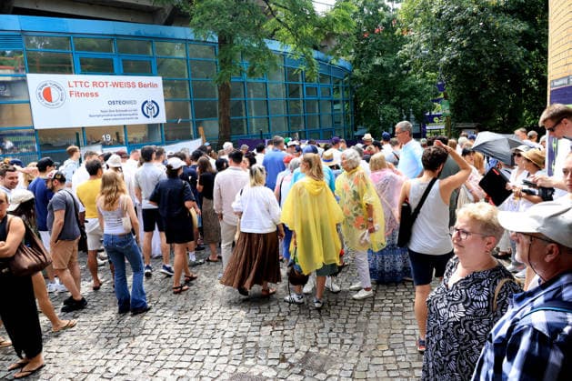 DEU, BERLIN TENNIS OPEN 2026, 21.06.2026, Rot-Weiss Tennisanlage, Steffi-Graf-Stadion, Berlin, DEU, BERLIN TENNIS OPEN 2026, im Bild Starkregen ueber der Tennisanlage, Zuschauer, Besucher, Fans müssen draussen bleiben , *** DEU, BERLIN TENNIS OPEN 2026, June 21, 2026, Rot Weiss Tennis Complex, Steffi Graf Stadium, Berlin, DEU, BERLIN TENNIS OPEN 2026, pictured nordphotoxGmbHx xEngler nph00076