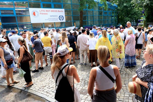 DEU, BERLIN TENNIS OPEN 2026, 21.06.2026, Rot-Weiss Tennisanlage, Steffi-Graf-Stadion, Berlin, DEU, BERLIN TENNIS OPEN 2026, im Bild Starkregen ueber der Tennisanlage, Zuschauer, Besucher, Fans müssen draussen bleiben , *** DEU, BERLIN TENNIS OPEN 2026, June 21, 2026, Rot Weiss Tennis Complex, Steffi Graf Stadium, Berlin, DEU, BERLIN TENNIS OPEN 2026, pictured nordphotoxGmbHx xEngler nph00076