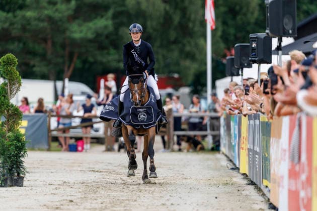 LUHMÜHLEN - Longines Horse Trail 2026, LUHMÜHLEN - Longines Horse Trail 2026 HARRIS Caroline (GBR), D. Day Siegerehrung Prize giving ceremony Teilprüfung Springen Show Jumping CCI5*-L Luhmühlen, Turniergelände 21. June 2026 - *** LUHMÜHLEN Longines Horse Trail 2026, LUHMÜHLEN Longines Horse Trail 2026 HARRIS Caroline GBR, D Day Prize Giving Ceremony, Show Jumping CCI5 L Luhmühlen, Competition Grounds, June 21, 2026,detected_source_language