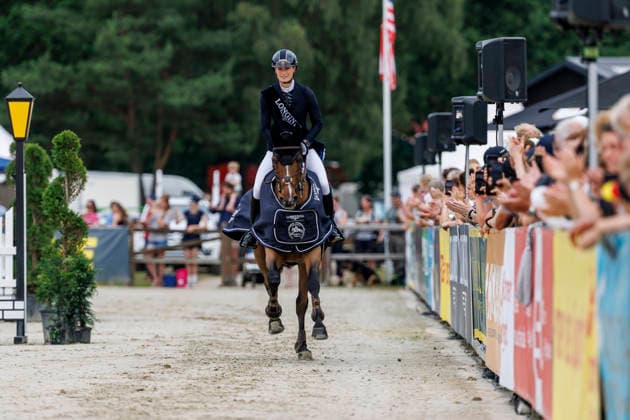 LUHMÜHLEN - Longines Horse Trail 2026, LUHMÜHLEN - Longines Horse Trail 2026 HARRIS Caroline (GBR), D. Day Siegerehrung Prize giving ceremony Teilprüfung Springen Show Jumping CCI5*-L Luhmühlen, Turniergelände 21. June 2026 - *** LUHMÜHLEN Longines Horse Trail 2026, LUHMÜHLEN Longines Horse Trail 2026 HARRIS Caroline GBR, D Day Prize Giving Ceremony, Show Jumping CCI5 L Luhmühlen, Competition Grounds, June 21, 2026,detected_source_language