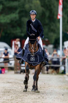 LUHMÜHLEN - Longines Horse Trail 2026, LUHMÜHLEN - Longines Horse Trail 2026 HARRIS Caroline (GBR), D. Day Siegerehrung Prize giving ceremony Teilprüfung Springen Show Jumping CCI5*-L Luhmühlen, Turniergelände 21. June 2026 - *** LUHMÜHLEN Longines Horse Trail 2026, LUHMÜHLEN Longines Horse Trail 2026 HARRIS Caroline GBR, D Day Prize Giving Ceremony, Show Jumping CCI5 L Luhmühlen, Competition Grounds, June 21, 2026,detected_source_language