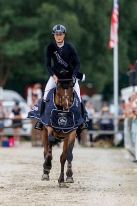 LUHMÜHLEN - Longines Horse Trail 2026, LUHMÜHLEN - Longines Horse Trail 2026 HARRIS Caroline (GBR), D. Day Siegerehrung Prize giving ceremony Teilprüfung Springen Show Jumping CCI5*-L Luhmühlen, Turniergelände 21. June 2026 - *** LUHMÜHLEN Longines Horse Trail 2026, LUHMÜHLEN Longines Horse Trail 2026 HARRIS Caroline GBR, D Day Prize Giving Ceremony, Show Jumping CCI5 L Luhmühlen, Competition Grounds, June 21, 2026,detected_source_language