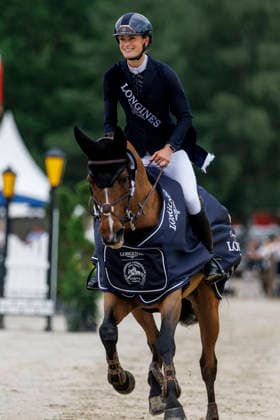 LUHMÜHLEN - Longines Horse Trail 2026, LUHMÜHLEN - Longines Horse Trail 2026 HARRIS Caroline (GBR), D. Day Siegerehrung Prize giving ceremony Teilprüfung Springen Show Jumping CCI5*-L Luhmühlen, Turniergelände 21. June 2026 - *** LUHMÜHLEN Longines Horse Trail 2026, LUHMÜHLEN Longines Horse Trail 2026 HARRIS Caroline GBR, D Day Prize Giving Ceremony, Show Jumping CCI5 L Luhmühlen, Competition Grounds, June 21, 2026,detected_source_language