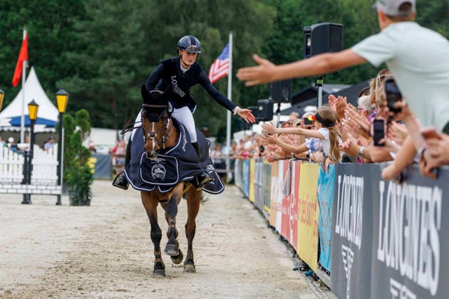 LUHMÜHLEN - Longines Horse Trail 2026, LUHMÜHLEN - Longines Horse Trail 2026 HARRIS Caroline (GBR), D. Day Siegerehrung Prize giving ceremony Teilprüfung Springen Show Jumping CCI5*-L Luhmühlen, Turniergelände 21. June 2026 - *** LUHMÜHLEN Longines Horse Trail 2026, LUHMÜHLEN Longines Horse Trail 2026 HARRIS Caroline GBR, D Day Prize Giving Ceremony, Show Jumping CCI5 L Luhmühlen, Competition Grounds, June 21, 2026,detected_source_language