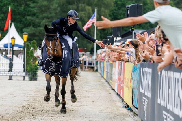 LUHMÜHLEN - Longines Horse Trail 2026, LUHMÜHLEN - Longines Horse Trail 2026 HARRIS Caroline (GBR), D. Day Siegerehrung Prize giving ceremony Teilprüfung Springen Show Jumping CCI5*-L Luhmühlen, Turniergelände 21. June 2026 - *** LUHMÜHLEN Longines Horse Trail 2026, LUHMÜHLEN Longines Horse Trail 2026 HARRIS Caroline GBR, D Day Prize Giving Ceremony, Show Jumping CCI5 L Luhmühlen, Competition Grounds, June 21, 2026,detected_source_language