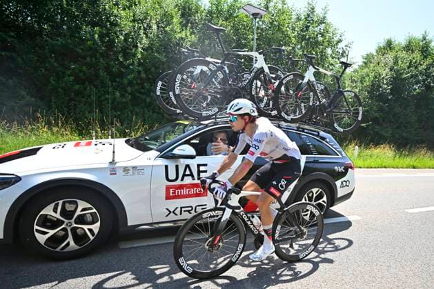 Baloise Belgium Tour 2026 Stage 5 HOEILAART, BELGIUM - JUNE 21 : Oliveira Rui (POR) of UAE Team Emirates - XRG with the team car during stage 5 of the 95th edition of Baloise Tour of Belgium an UCI ProSeries 2.Pro cycling road race stage for Men Elite of 183.6 km with start in Gingelom and finish in Hoeilaart on June 21, 2026 in Hoeilaart, Belgium, 21 06 2026 ( Motordriver Stephan Boone - Hoeilaart Belgium  Copyright: xTomasxSiskx