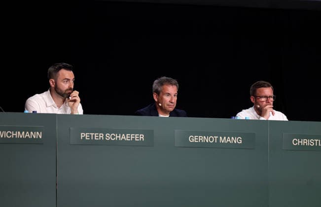 Mitgliederversammlung des TSV München von 1860 e.V, TSV 1860 München, Kulturhalle Zenith Peter Schaefer, Vize-Präsident (TSV 1860 München) mit Gernot Mang, Präsident (TSV 1860 München) und Christian Dierl, Vize-Präsident (TSV 1860 München) sitzend auf der Bühne *** General Meeting of TSV München von 1860 e.V., TSV 1860 Munich, Zenith Kulturhalle