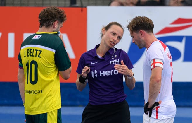 England Men v Australia Men Men s FIH Pro League Ivona Makar chats to Josh Beltz and Zach Wallace during the Men s FIH Pro League match at Lee Valley Hockey Tennis Centre, Stratford 21 06 2026 UK Newspapers OUT Copyright: xGraemexWilcocksonx FIL-23567-0003