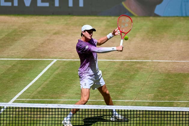 Joao Fonseca (BRA) spielt Rueckhand am Netz TERRA WORTMANN Open 2026, Tennis, ATP, Tennis Herren Tennis Herren 500, Turnier, Hauptfeld, Finale, Doppel, 21.06.2026, TERRA WORTMANN Open 2026, Tennis, ATP, Tennis Herren 500, Turnier, Hauptfeld, Finale, Doppel, 21.06.2026 Halle *** Joao Fonseca (BRA) hits a backhand at the net at the TERRA WORTMANN Open 2026, Tennis, ATP, Mens 500, Tournament, Main Draw, Final, Doubles, June 21, 2026, TERRA WORTMANN Open 2026, Tennis, ATP, Men’s 500, Tournament, Main Draw, Final, Doubles, June 21, 2026, Indoor,detected_source_language Copyright: xEibner-Pressefoto RobertxGertzenx EP_RGN