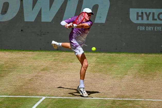 Joao Fonseca (BRA) schlaegt energisch mit der Rueckhand TERRA WORTMANN Open 2026, Tennis, ATP, Tennis Herren Tennis Herren 500, Turnier, Hauptfeld, Finale, Doppel, 21.06.2026, TERRA WORTMANN Open 2026, Tennis, ATP, Tennis Herren 500, Turnier, Hauptfeld, Finale, Doppel, 21.06.2026 Halle *** Joao Fonseca (BRA) hits a powerful backhand at the TERRA WORTMANN Open 2026, Tennis, ATP, Mens 500, Tournament, Main Draw, Final, Doubles, June 21, 2026, TERRA WORTMANN Open 2026, Tennis, ATP, Men’s 500, Tournament, Main Draw, Final, Doubles, June 21, 2026, Indoor,detected_source_language Copyright: xEibner-Pressefoto RobertxGertzenx EP_RGN