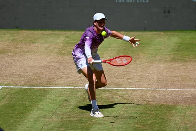 Joao Fonseca (BRA) spielt gefuehlvoll mit der Rueckhand TERRA WORTMANN Open 2026, Tennis, ATP, Tennis Herren Tennis Herren 500, Turnier, Hauptfeld, Finale, Doppel, 21.06.2026, TERRA WORTMANN Open 2026, Tennis, ATP, Tennis Herren 500, Turnier, Hauptfeld, Finale, Doppel, 21.06.2026 Halle *** Joao Fonseca (BRA) plays a delicate backhand at the TERRA WORTMANN Open 2026, Tennis, ATP, Mens 500, Tournament, Main Draw, Final, Doubles, June 21, 2026, TERRA WORTMANN Open 2026, Tennis, ATP, Men’s 500, Tournament, Main Draw, Final, Doubles, June 21, 2026, Indoor,detected_source_language Copyright: xEibner-Pressefoto RobertxGertzenx EP_RGN