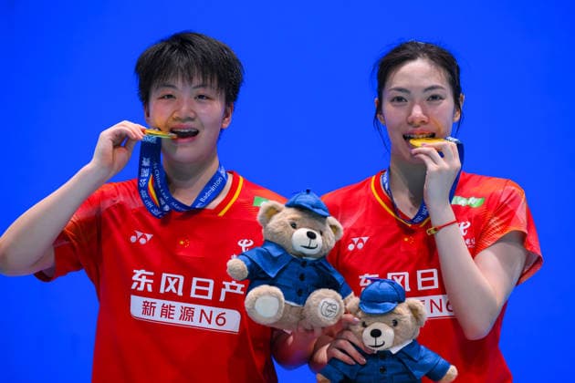 (260621) -- MACAO, June 21, 2026 -- Bao Lijing (R) Cao Zihan of China pose for photos during the awarding ceremony for the women s doubles event at Macao Open badminton tournament 2026 in Macao, south China, June 21, 2026. Cheong Kam Ka) (SP)CHINA-MACAO-BADMINTON-MACAO OPEN 2026-WOMEN S DOUBLES FINAL (CN) ZhangxJinjia 